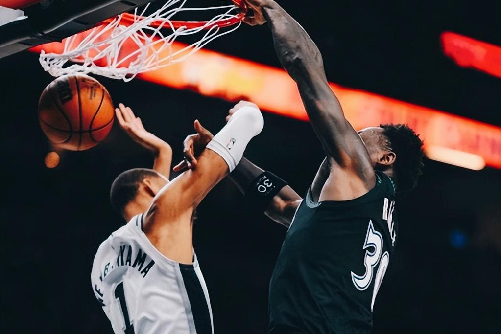 文班亚马狂砍39分，马刺2-1反超森林狼悬了！西部半决赛打完三场，排
