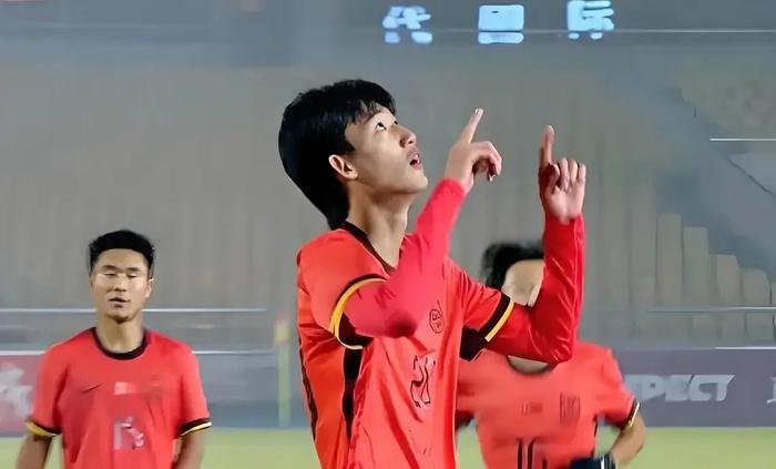 国足未来第一中锋，赵松源！国足U17对阵文莱的比赛中，球员赵松源一人打进6个进