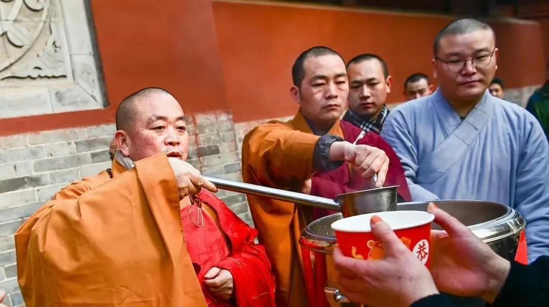 我堂弟去过很多次少林寺，并且有朋友是当地的。他说少林寺和众人想象中的很不一样，和