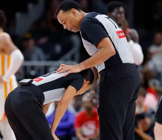 联盟现在捧谁，不用萧华说，裁判“明目张胆”给出了答案在昨天独行侠和湖人的比赛中