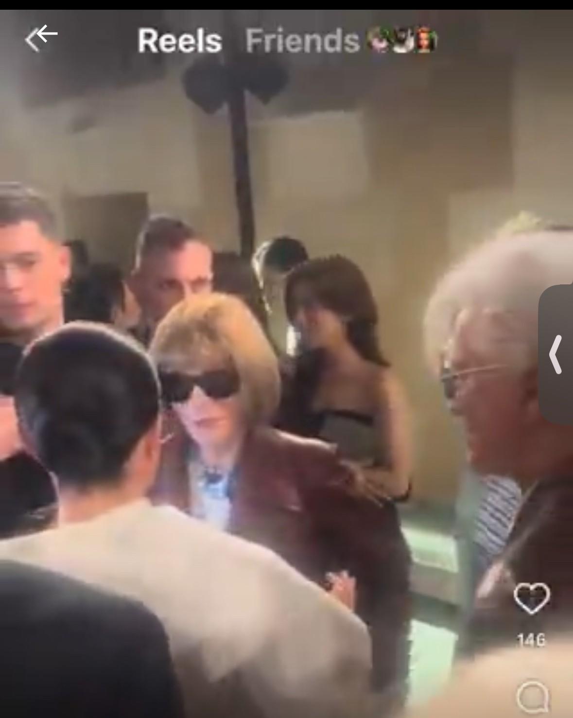 巴黎时装秀，梅根终于和时尚魔头安娜·温图尔同框了。视频中，我们看到——公爵夫