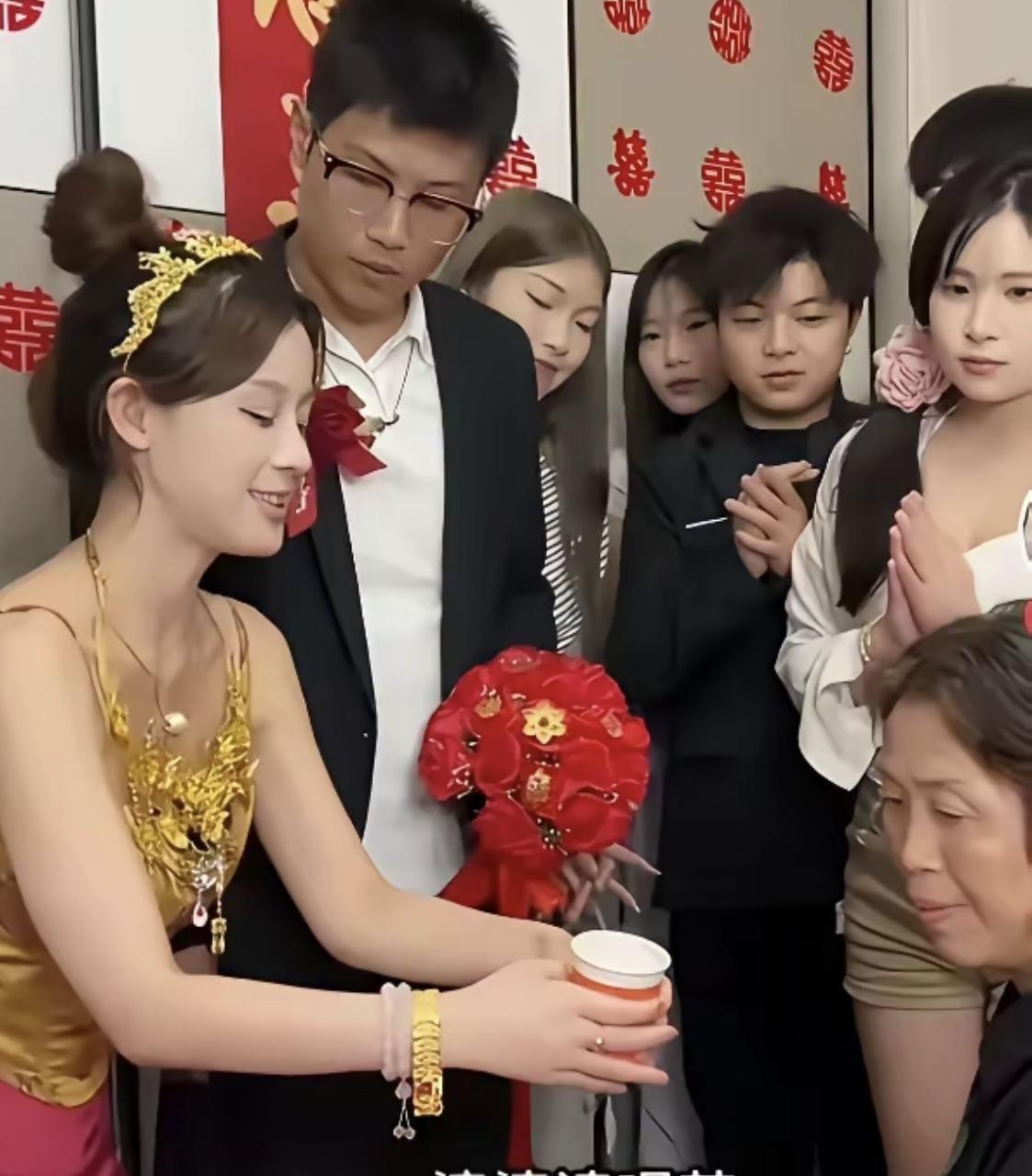 婚礼现场婆婆逼跪敬茶！新娘一个动作全场静音…敬茶环节婆婆突然掏红包拍桌：“想进