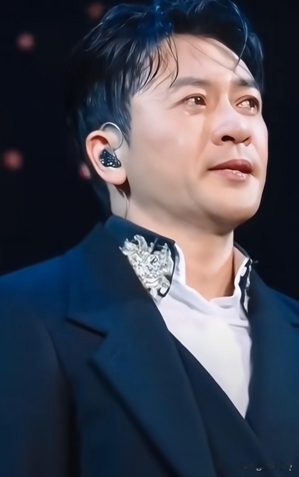 如果不告诉这个人是苏有朋，我真的以为是港星林峯呢。苏有朋年轻时候和林峯压根不像，