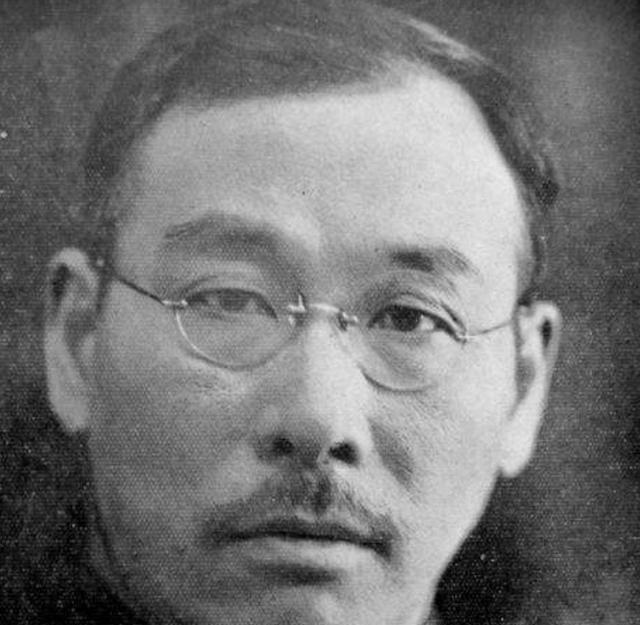 1883年的湖南新邵，田埂上跑着个光脚少年，泥地里踩出的脚印，后来会印在日本的留