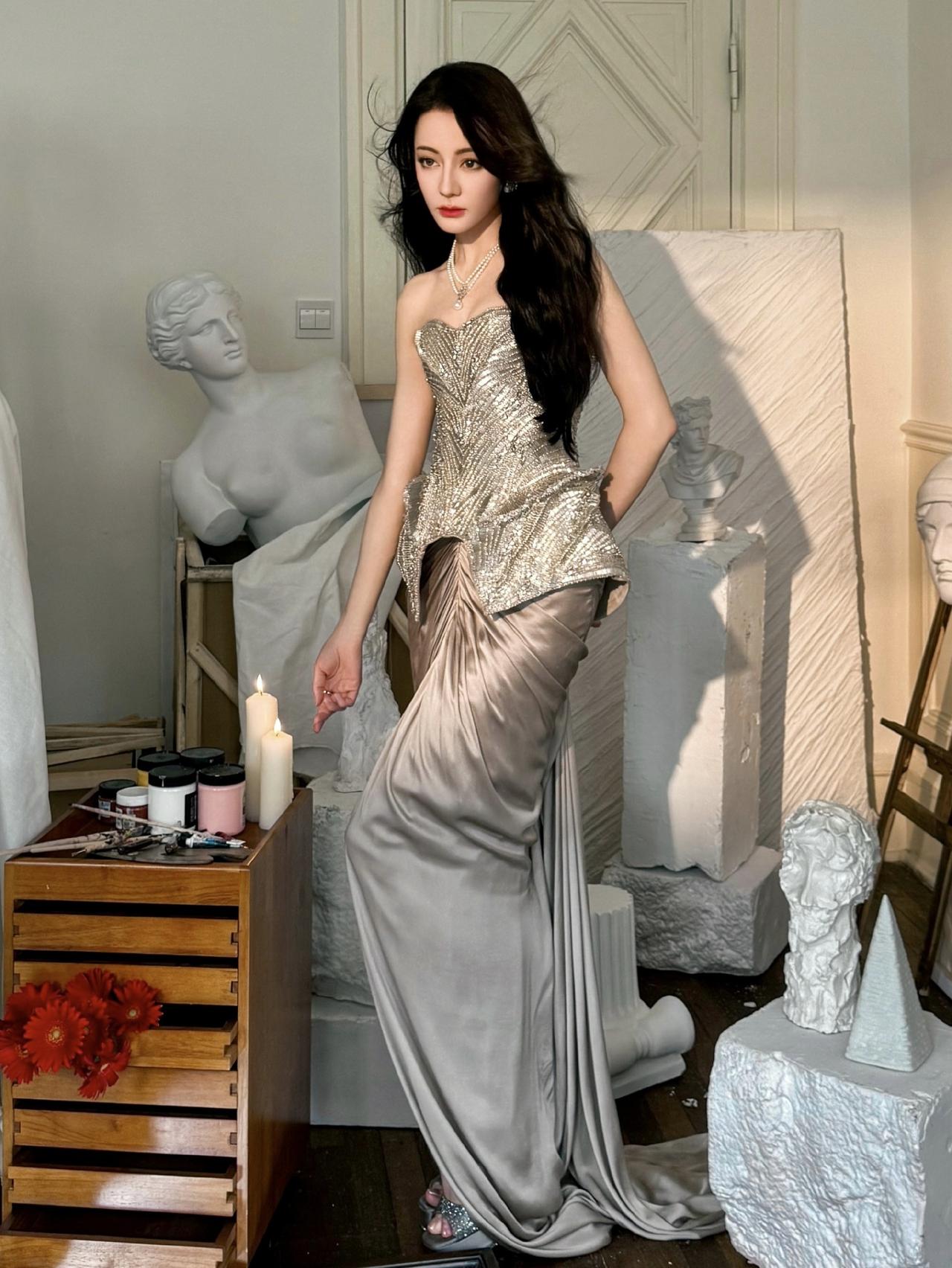 优雅古希腊风，红唇黑发，金色礼服，艺术氛围，美轮美奂迪丽热巴！！！