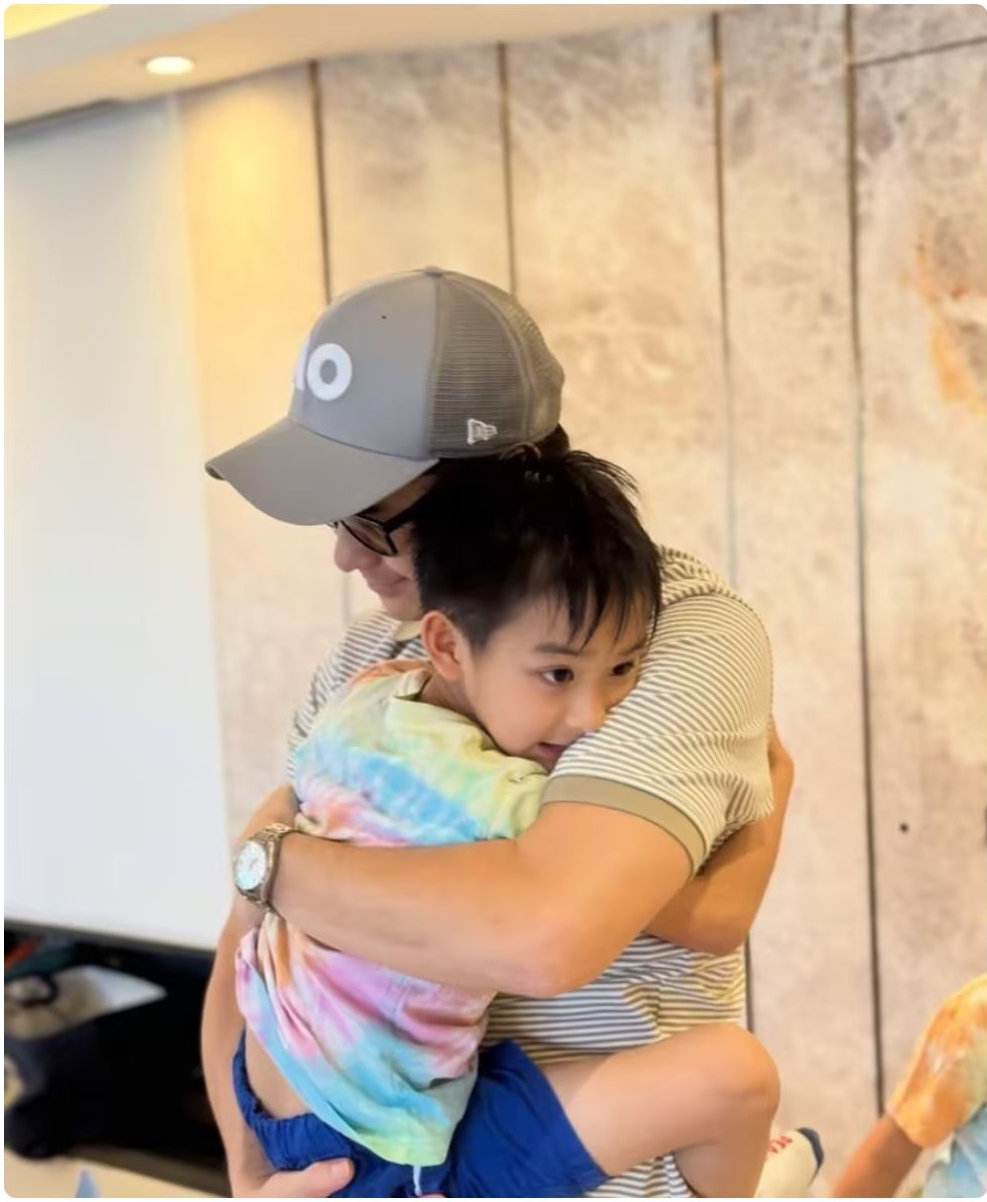 香港知名女星带三子看电影遭公审，网友吵翻天，儿子疑遭人淋奶油