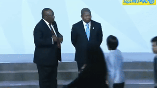 南非总统太有梗了，性情中人！看得出来，是故意的！高市早苗当着全世界领导人的面