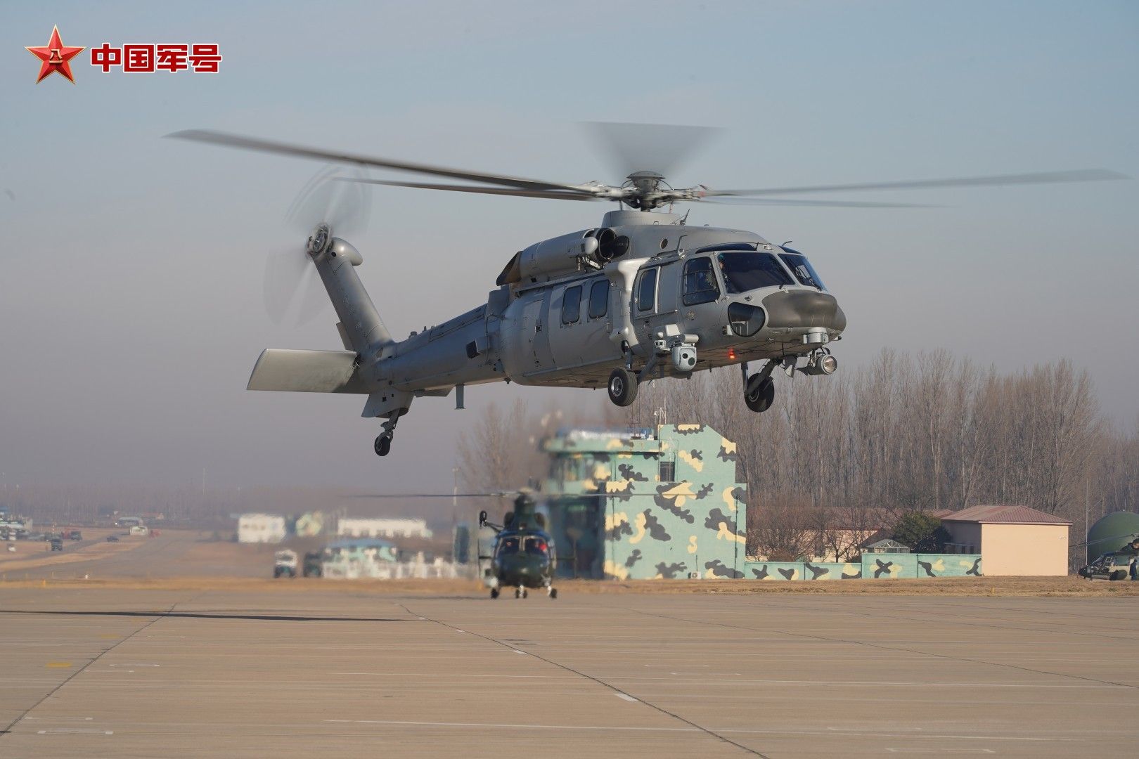 北部战区空军某部依托严寒夜间复杂环境，组织直升机开展夜间飞行训练。