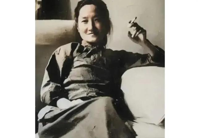 陆小曼晚年穷到连米都买不起，不得不向张幼仪借钱。张幼仪每月给她300块，相当于当