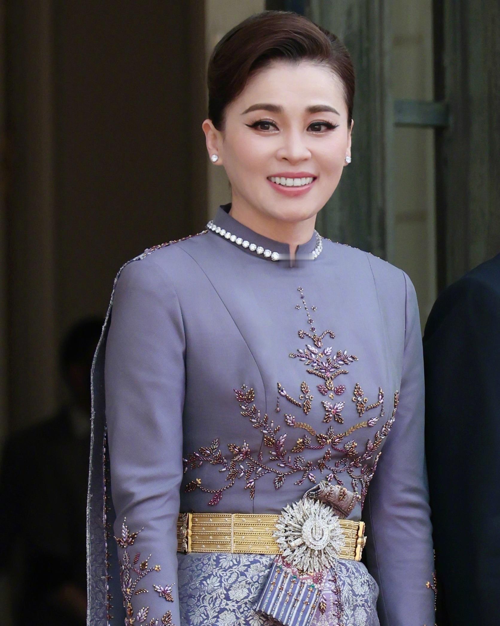 虽然彻底转运，带着参加国事活动了，但这形象气势存在感实在太低（虽然脸已做了不少微
