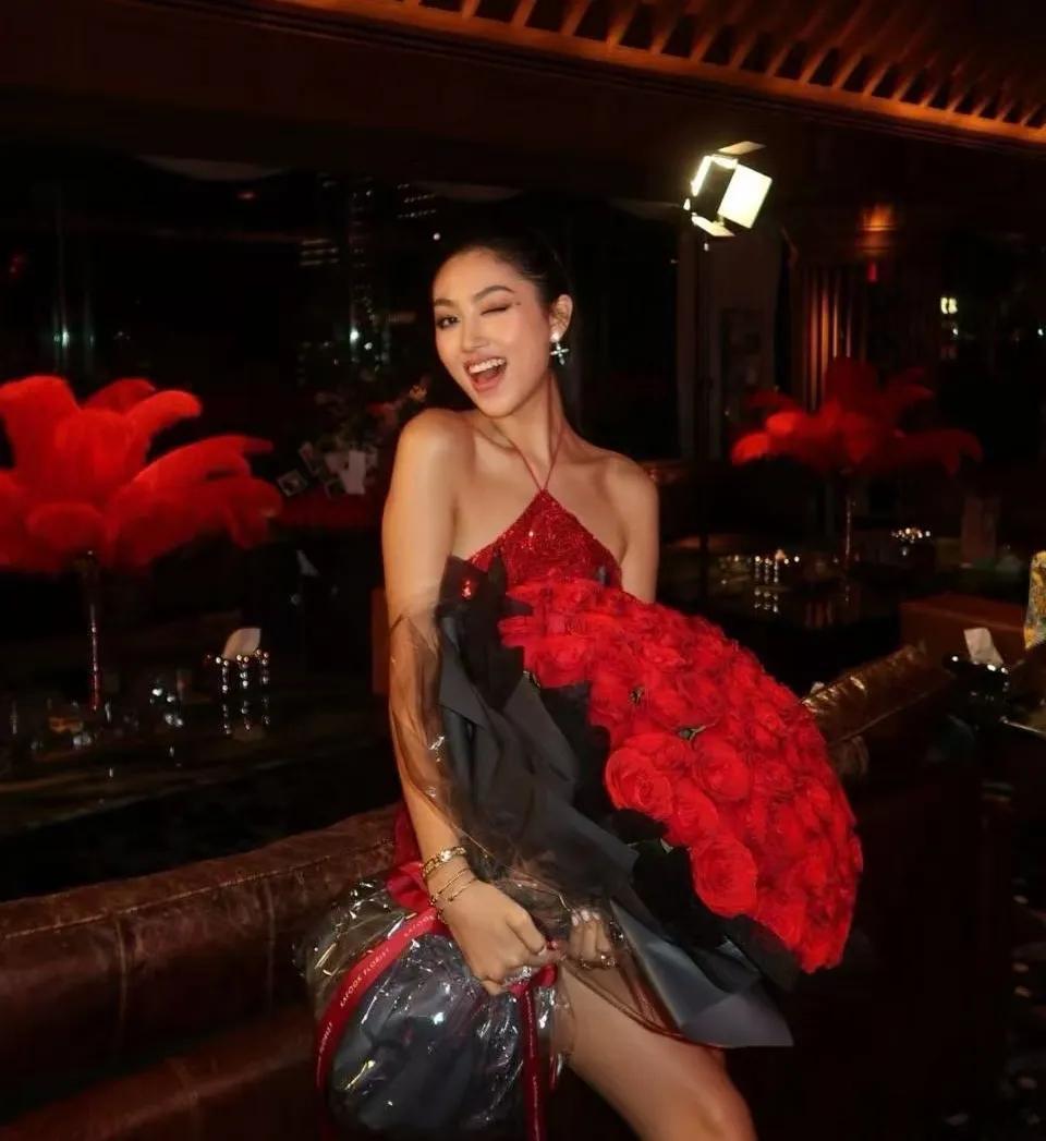 任达华女儿任晴佳晒照庆祝21岁生日。她小时候十分可爱，父母对她疼爱有加，华哥和琦