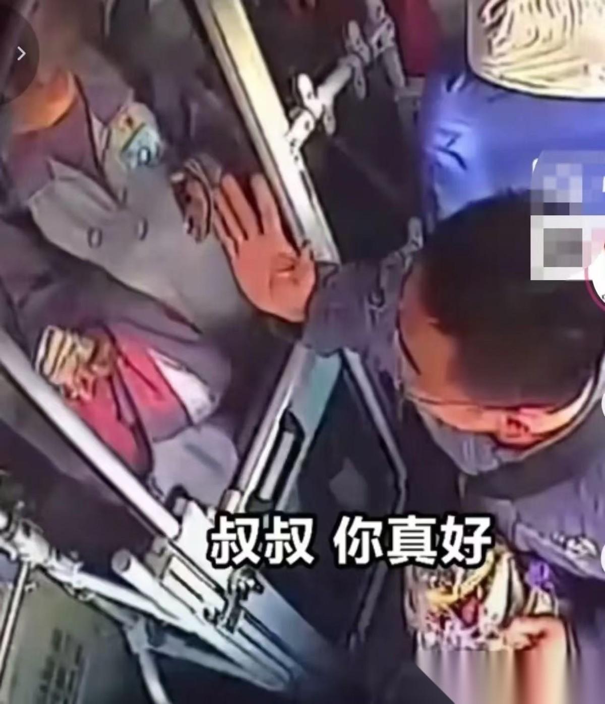 山东青岛，一女孩上公交车后，突然对司机说：“韩叔叔，我考了个拔尖的好成绩，快表扬