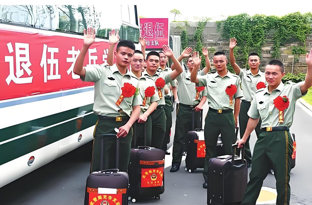 正文：还记得那时候，新兵连的被子总是叠不好，被班长扔到操场上；还记得冬天