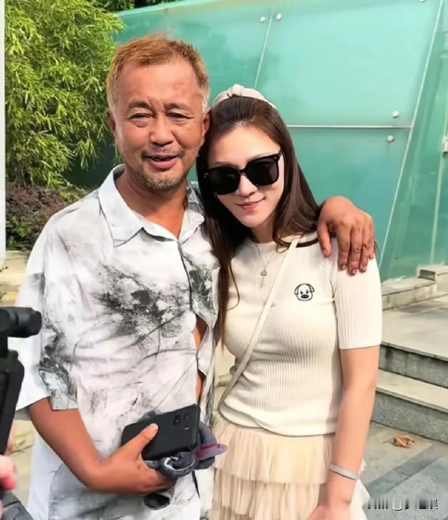 沈巍，不敢相信！原来他曾经是公务员，后来成了流浪人，每天就是去垃圾桶找吃的，他