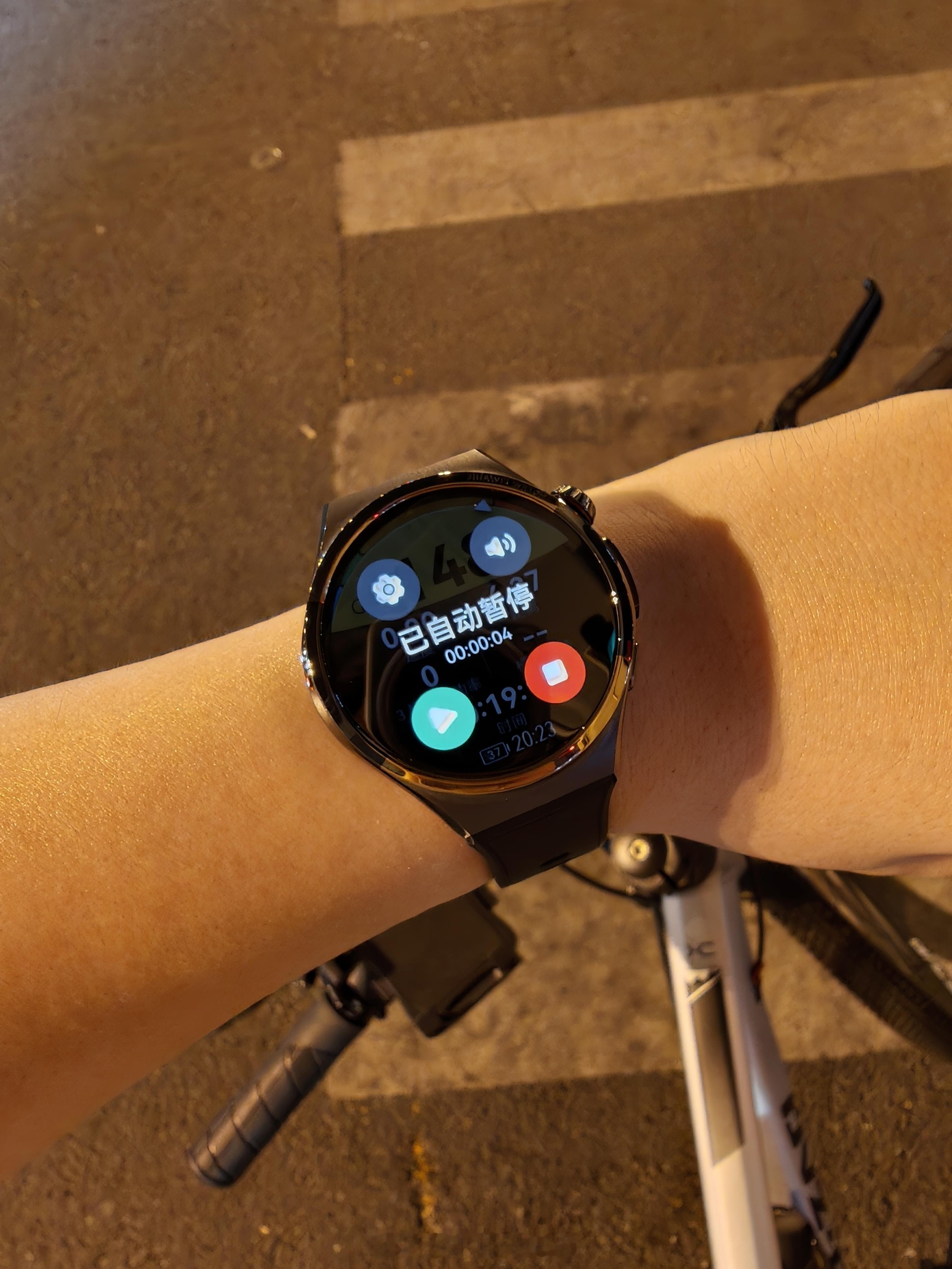 晚上戴着华为Watch6Pro骑车，发现只要停下来，手表就会自动暂停记录，这点