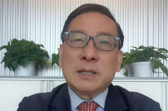 一非洲留学生在节目曾逼问，中国太虚伪，就帮我们国家建了座议会厅，就要拿走我们锂矿