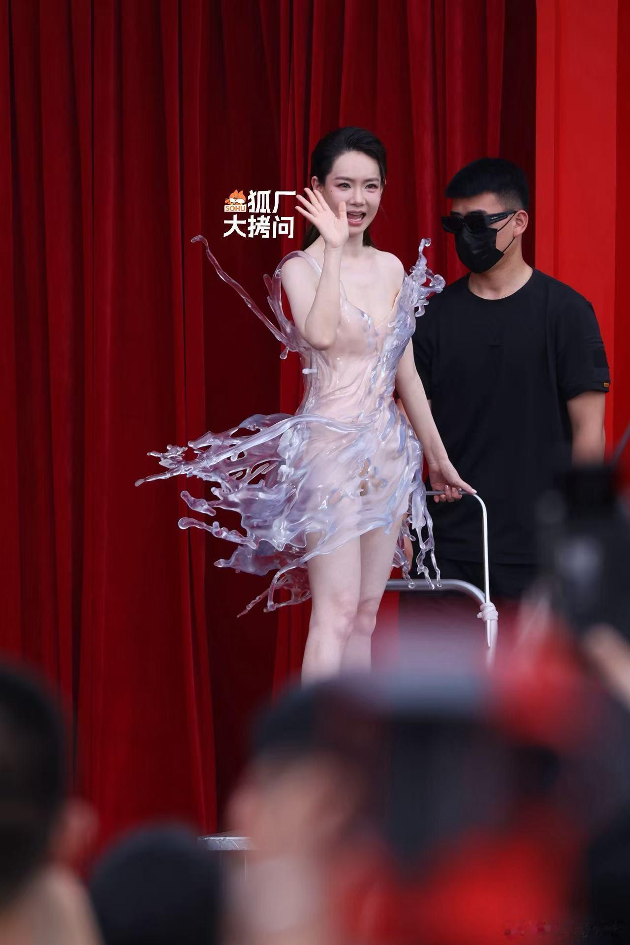 戚薇造型致敬蔡明救命，这个造型真的越看越觉得有点熟悉，蔡明老师的既视感突然就