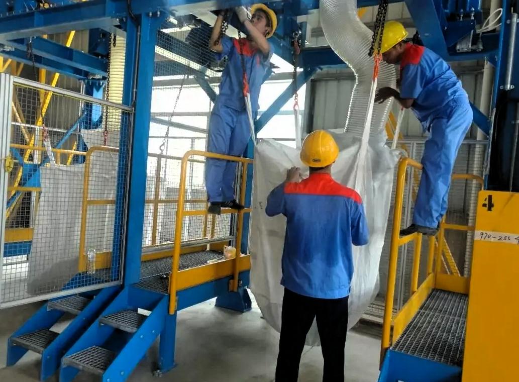 打工要学会变通，我表弟就因为性子直，被开除了。前天工厂临时来了一批货，仓库有