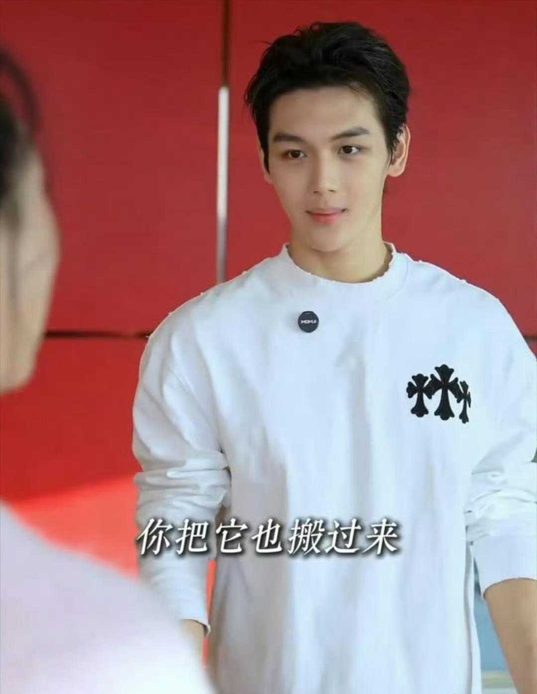 哇塞！王艳那19岁的儿子球球可太会“长”啦，别的先不说，就这颜值，完全没浪费妈妈