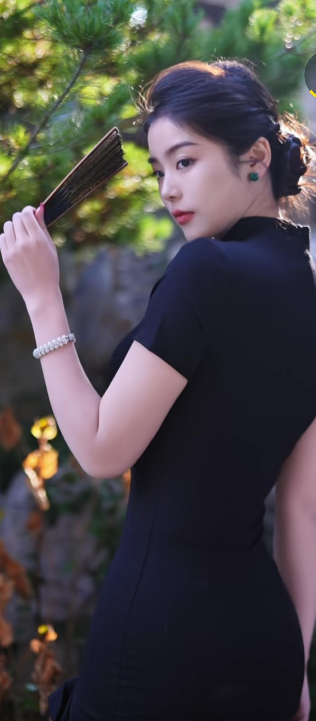 黑裙少女，手持团扇，古风韵味，韵味十足