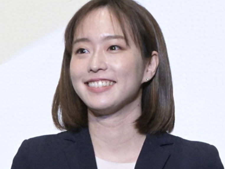 石川佳纯参加节目，裸色衬衫搭配编织发型，清纯似女演员