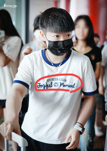 没想到莎莎这件衣服不简单啊！哈哈，发现了一个小秘密，胸前的“JoyfulM
