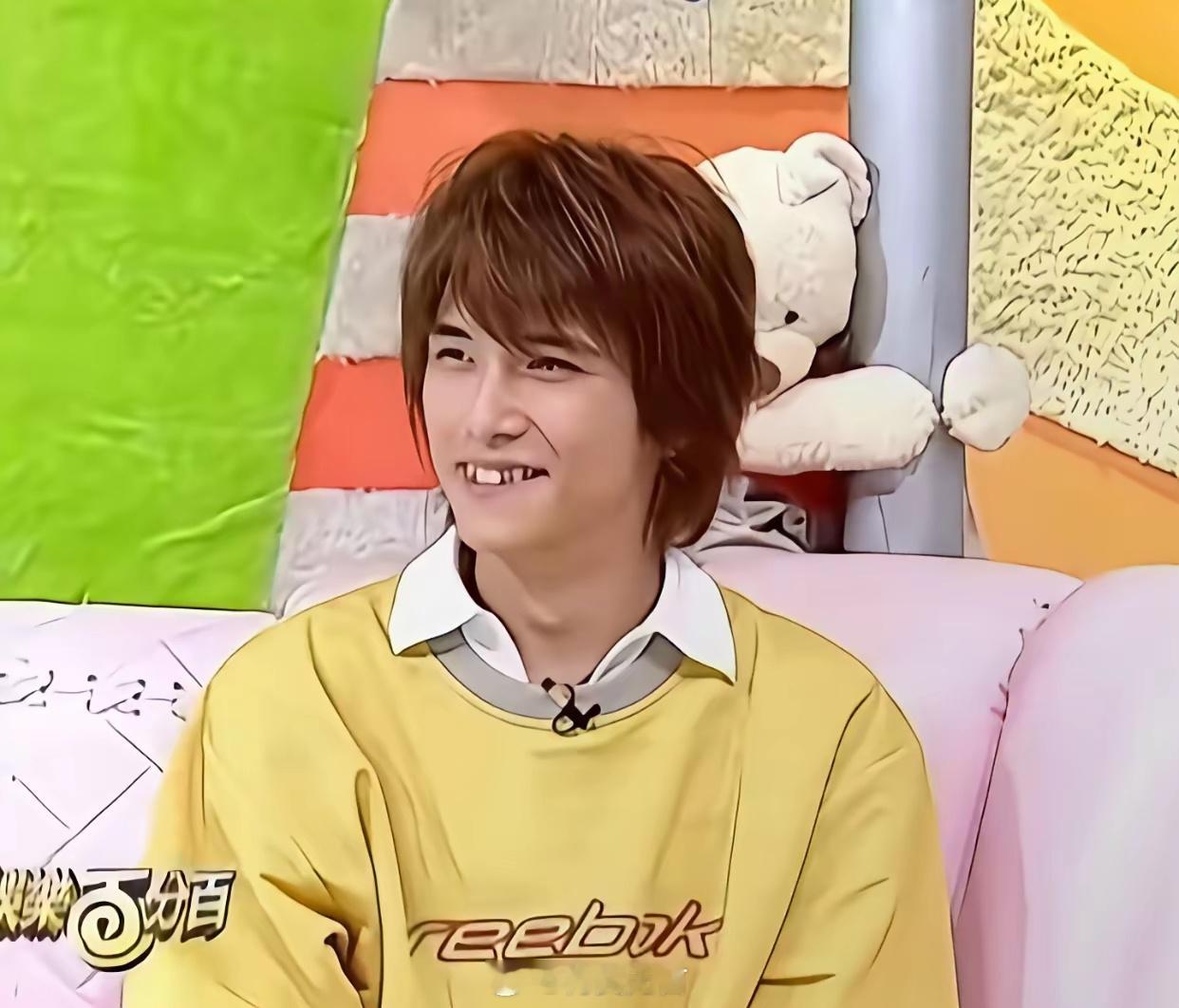 以前看邱泽，总觉得哪里不对，后来才发现是这口牙在“拖后腿”。有人说年轻时的他像发