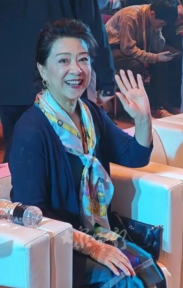 王馥荔老师状态太好了！优雅又亲和，岁月沉淀的气质好迷人王馥荔老师的近照太有