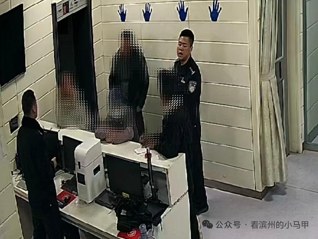 滨州2家摊主“比谁硬”！惊动警方3月16日晚，山东滨州滨城区某高校外的美食摊