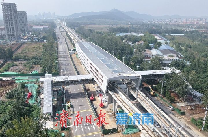济南轨交8号线全线高架站出入口过街天桥全部安装完成