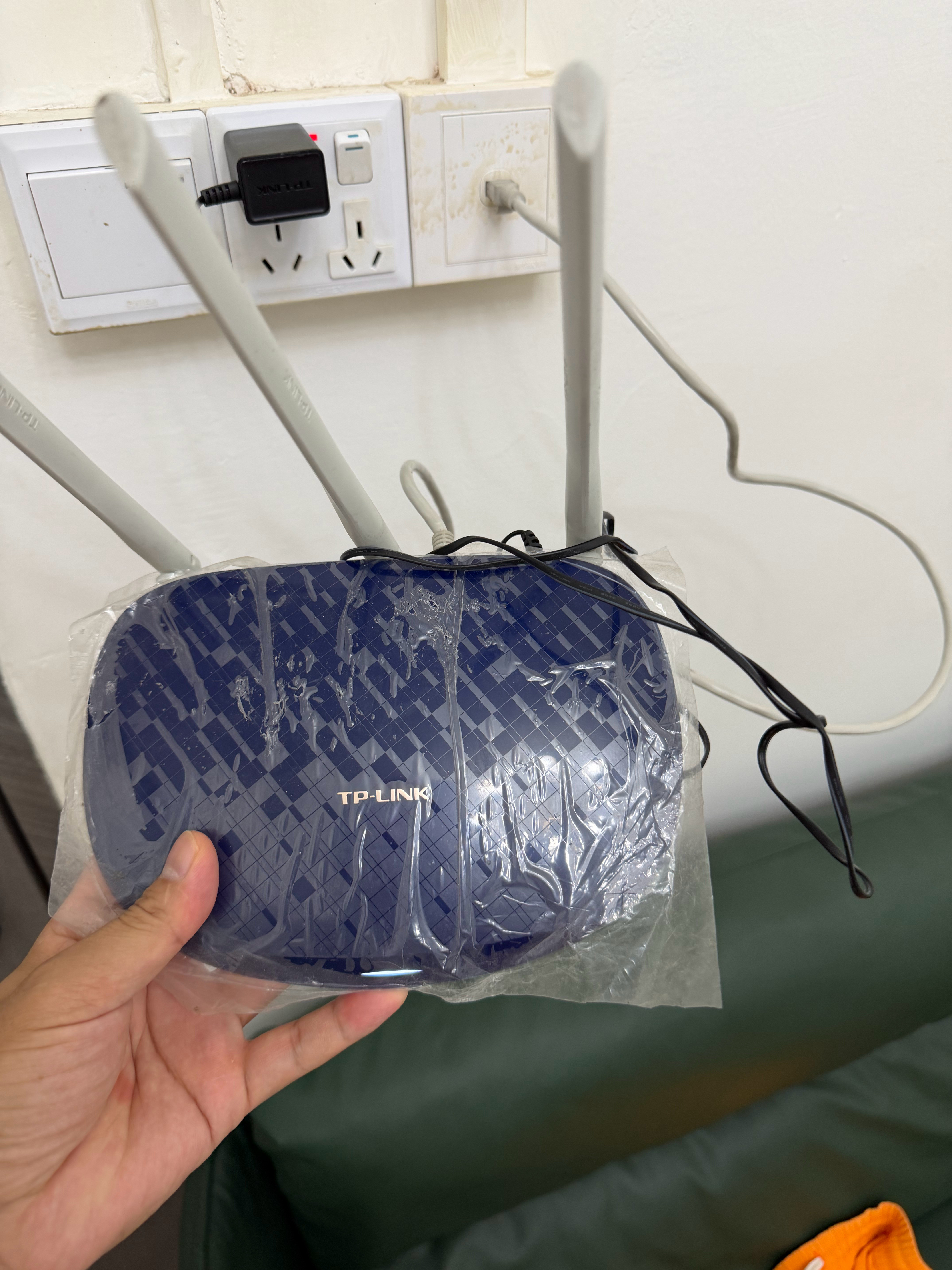 城中村租房，房东包含无线网，晚上用的时候特别卡，花70元买了二手的小米路由器，型