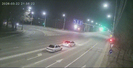 一台等左转绿灯的轿车被切开了！22号这视频我看了六遍，才隐约看清楚咋回事，这速