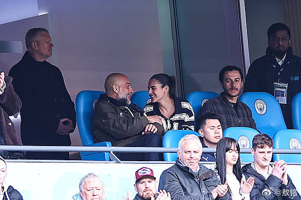 曼城4比0利物浦这场足总杯四分之一决赛，瓜迪奥拉因此前累计6黄停赛，他只能在看
