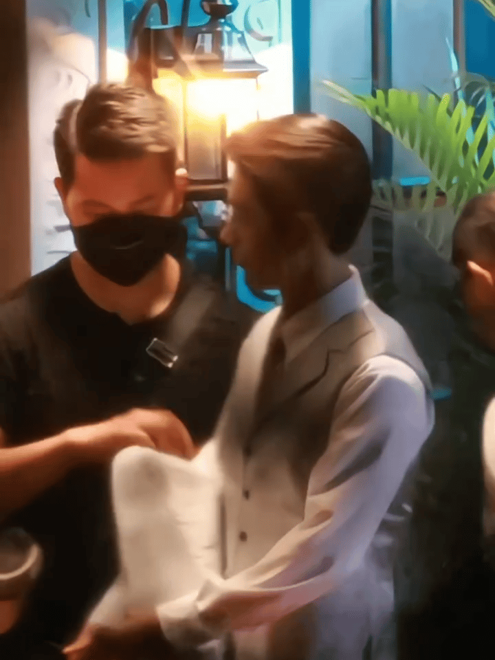 肖战脱西装路透谍报上不封顶最近的两个高清路透造型看完，感觉开粥导演是知道如何运用