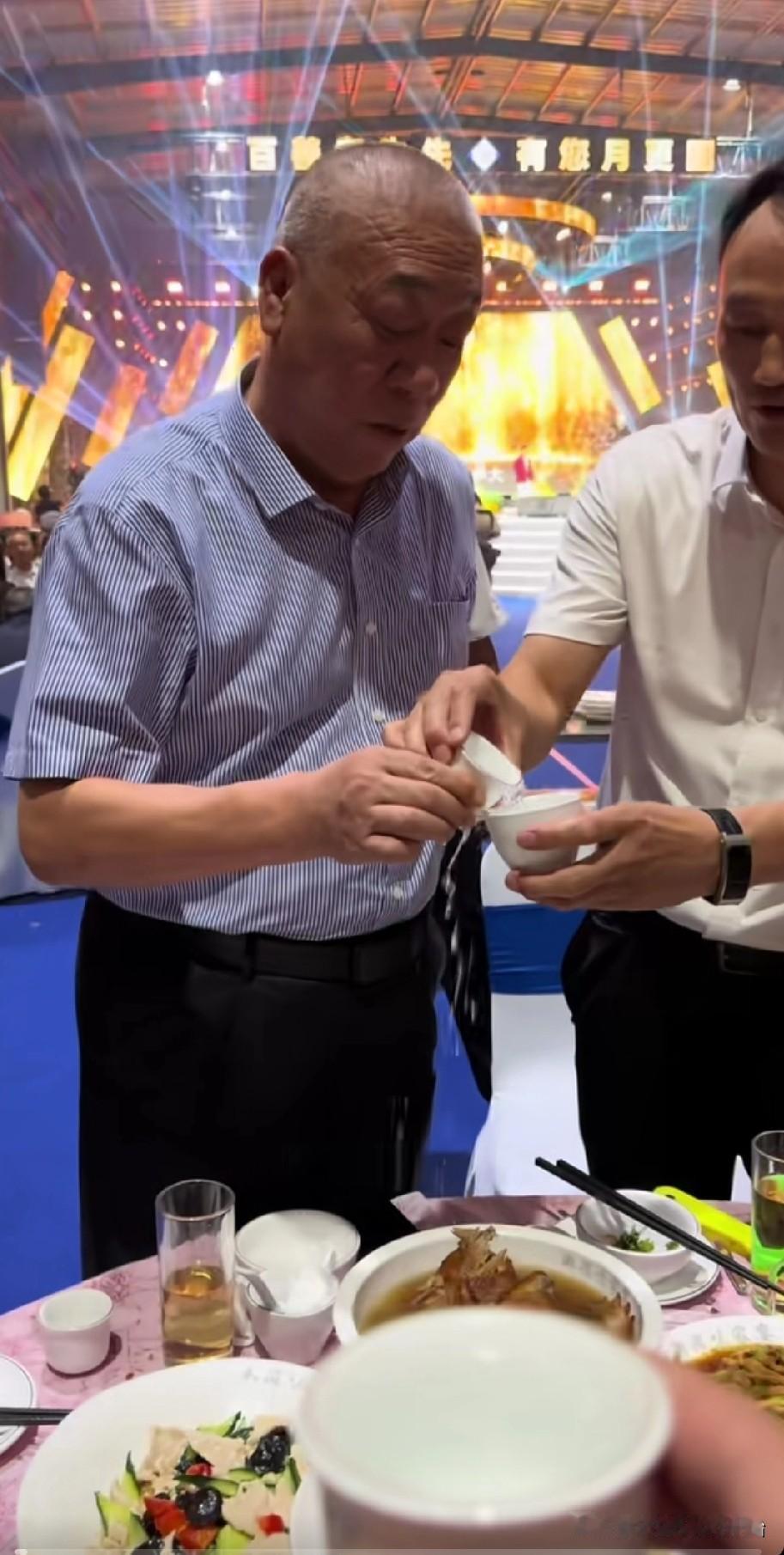 河南矿山老总崔培军真的太豪爽了。最近，河南矿山举行孝文化节，邀请员工父母来公