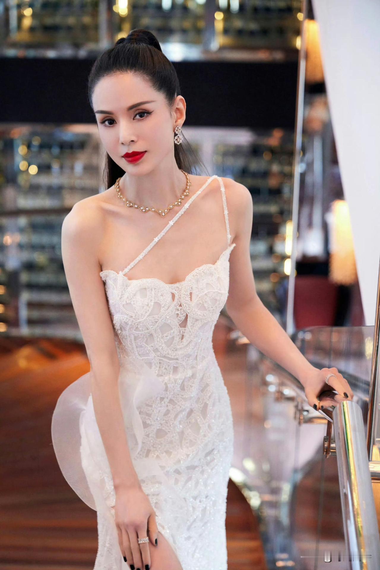 这么多年过去了，小龙女姐姐依然美的如此惊艳，这就是不食人间烟火的仙女气质的最好展