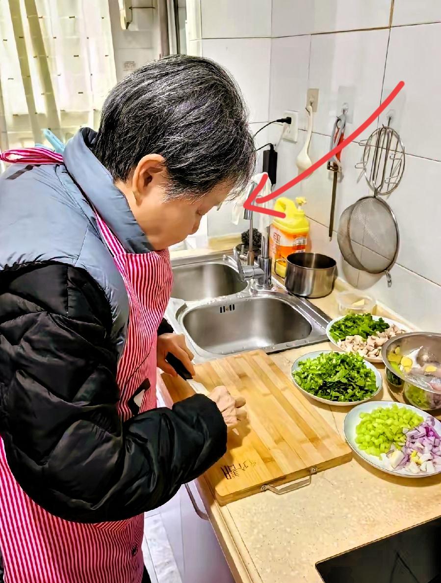 我真的挺感慨的！我妈今年76岁，一个人就有四份收入！退休金每个月3100，8