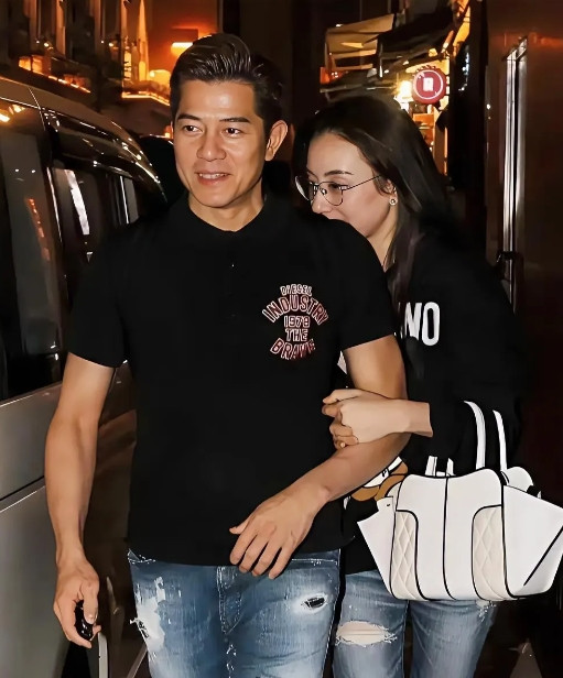 瞧瞧郭富城这对夫妻，那日子过得可真是蜜里调油，幸福得冒泡呀😆你还别说，生活里