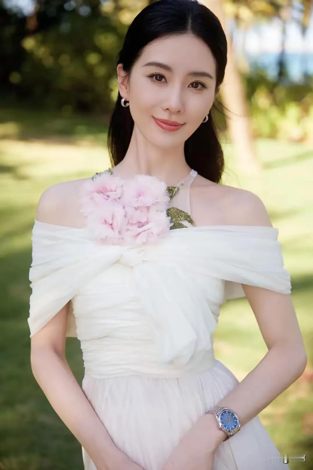 刘诗诗惊艳写真照刘诗诗刘诗诗眼神蜕变​​​刘诗诗刘诗诗美学图鉴刘诗诗裙子