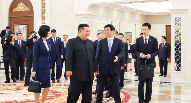 朝鲜最高礼遇安排中国。当地时间7月16日，中国代表团在朝鲜获得了金正恩亲自接见。