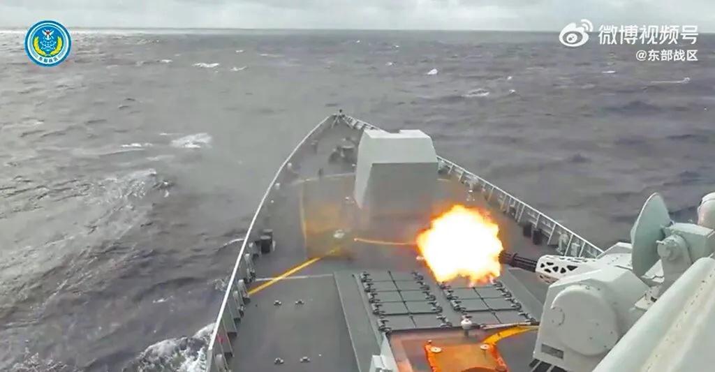 岛内日本问题专家何思慎受访时说道：“大陆把台湾空域封起来时，特别留了一个缝，台日