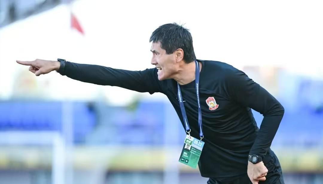 足协选帅，根本不考战术。他们递给李霄鹏的试卷上，只有一道题：怎么让更衣室不炸？