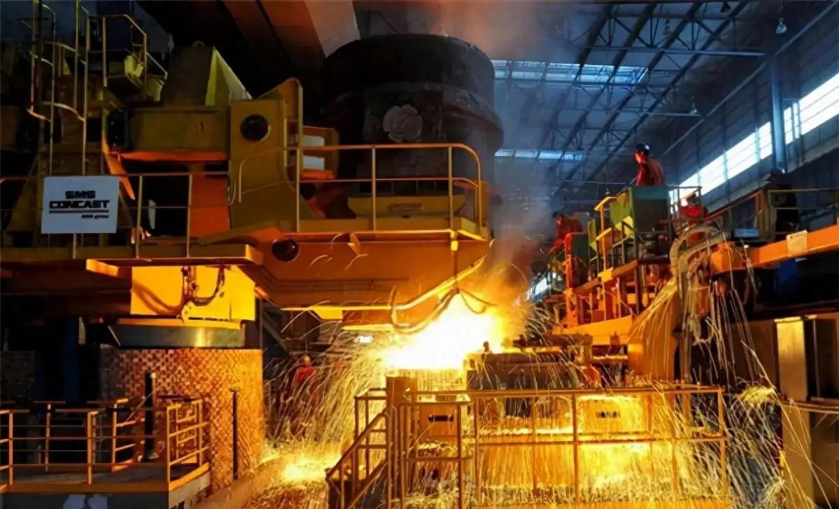 为啥中国宁愿勒紧裤腰带也坚持发展钢铁产业？这么说吧，2025年北约几个成员国开了