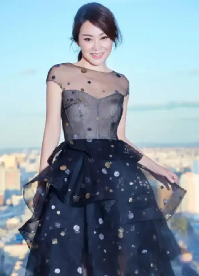 2004年，邹伟把闫妮叫回家，递上离婚协议。车和房子都给闫妮，他只要自由。当