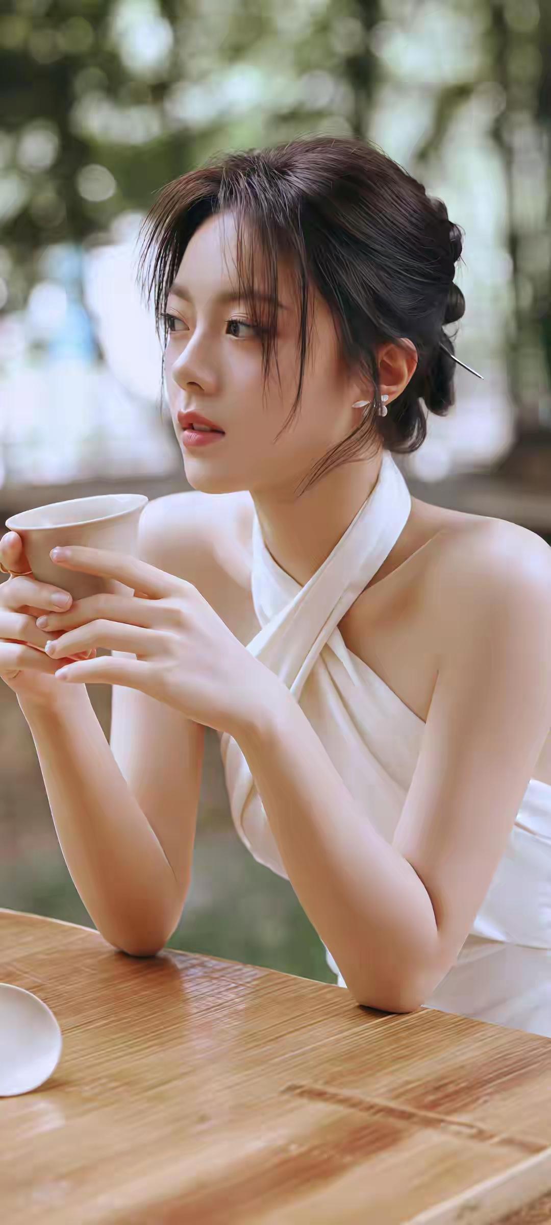 00后实力派演员赵今麦2002年生于沈阳，8岁出道，凭《巴啦啦小魔仙》凌美琪成国