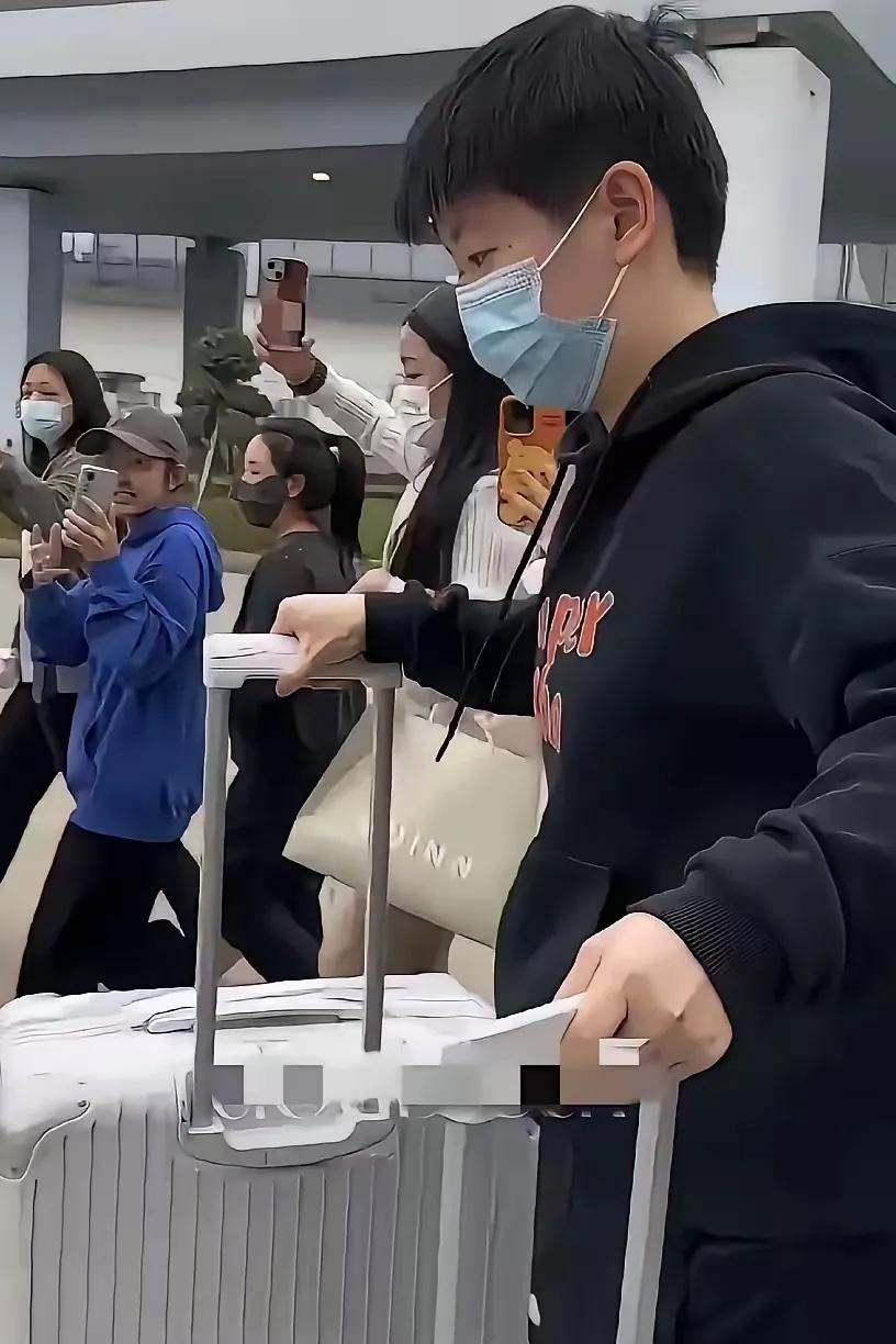 真的被莎莎的日常暖到了！昨天舅舅特意开车，从石家庄一路把她送到北京，这份默默的