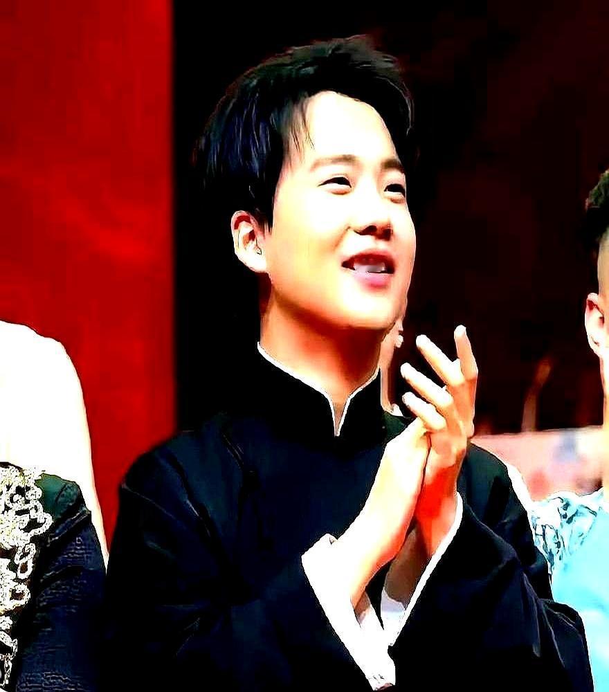 郭麒麟一句“金兄”，让整个后台都松了口气。他没叫师哥，也没直呼其名。这两个