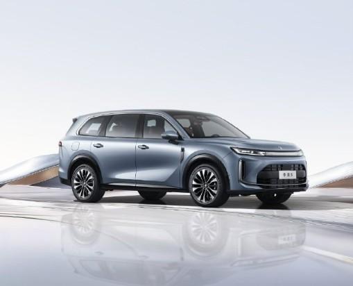 五菱和华为联手搞的大六座SUV——华境S，今晚（4月7日）正式亮相并开启预订了。