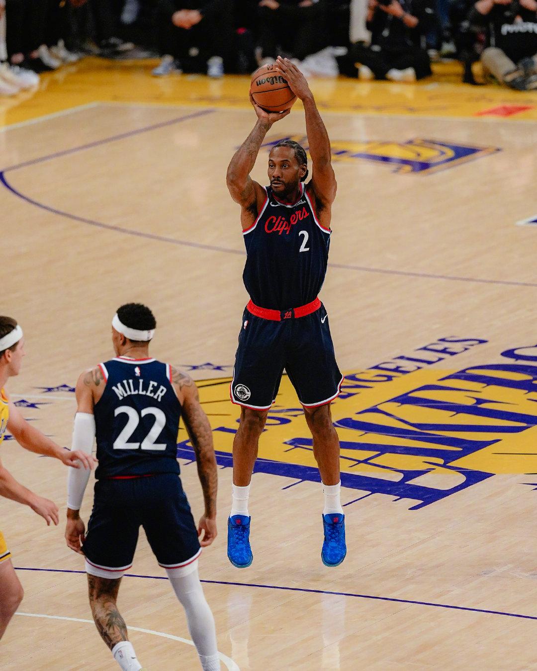 也不知道小卡的脚踝怎么样了？希望只是泰伦卢谨慎起见的背靠背时间限制，而不是有些