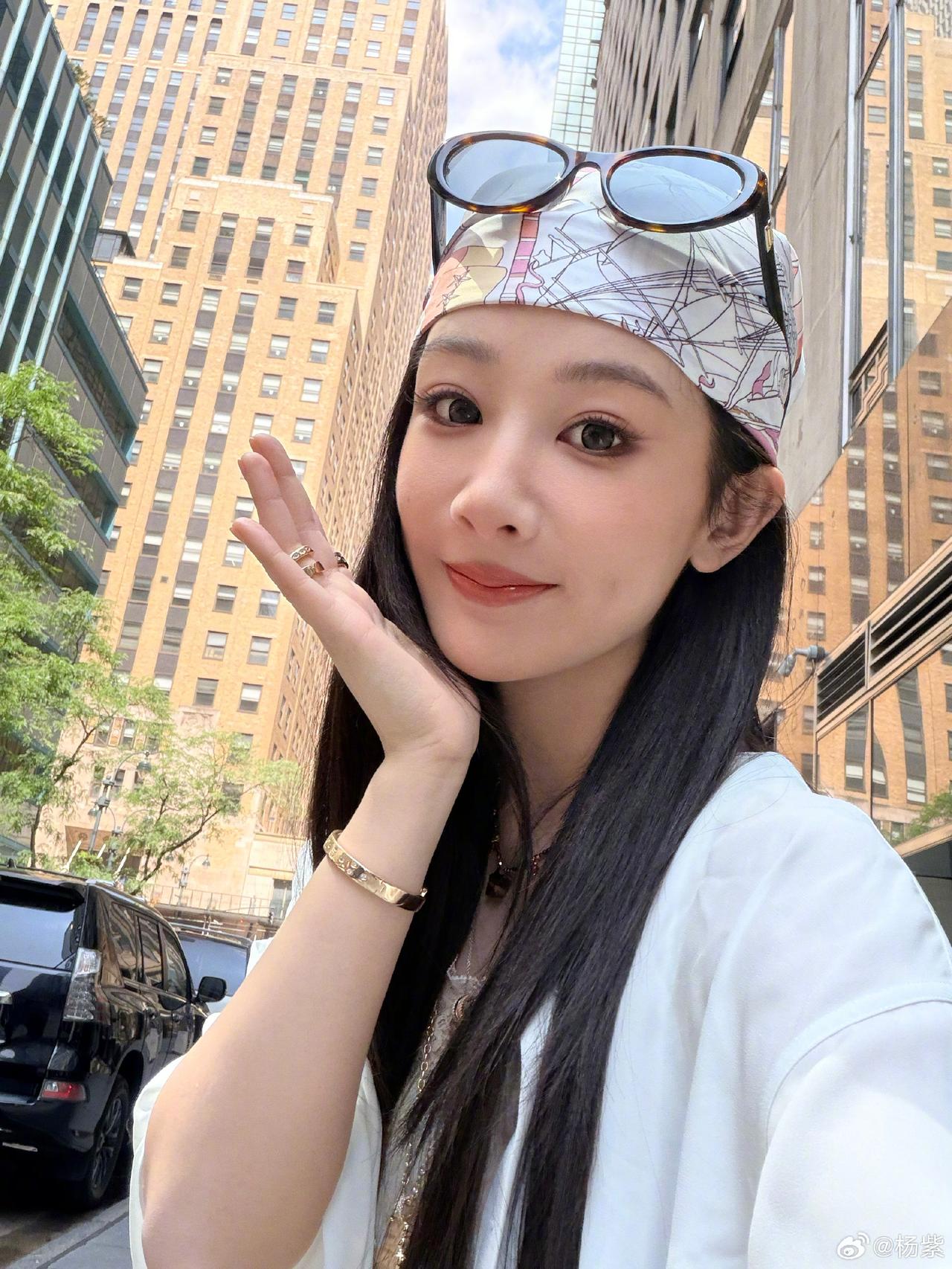 杨紫现身世界杯现场，妆容随意但是掩盖不住明星范。杨紫
